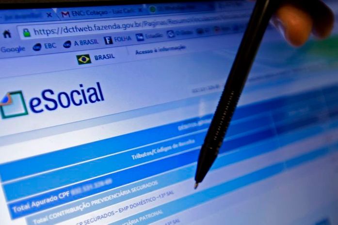 Recolhimento de impostos na contratação dos empregados domésticos pelo eSocial começou em novembro de 2015. Patrões reclamaram da emissão das guias, devido a problemas no site