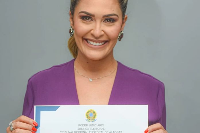 Angela Vanessa é diplomada pela Justiça eleitoral como prefeita da Laje