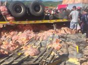 Caminhão de empresa de Arapiraca tomba e deixa dois mortos em Pernambuco