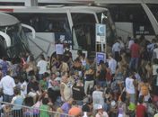 Passageiros em rodoviária em feriado de carnaval.