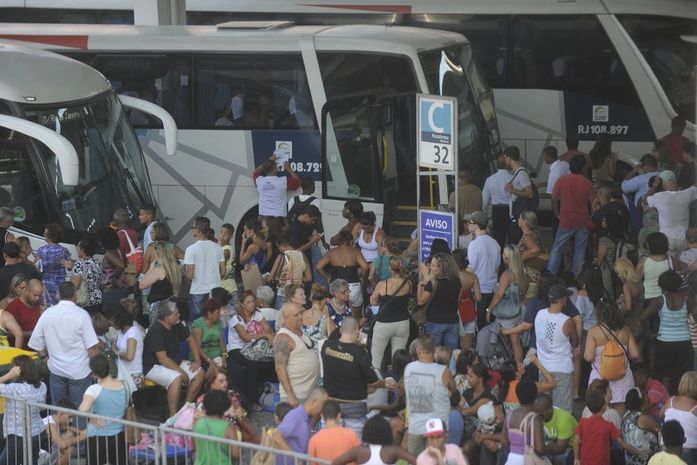 Passageiros em rodoviária em feriado de carnaval.