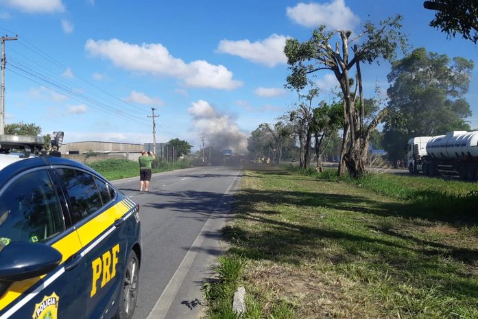 População interdita trecho da BR-104, em Rio Largo, contra falta de água