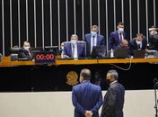 Câmara aprova projeto que autoriza governo a quebrar patente para produzir vacinas