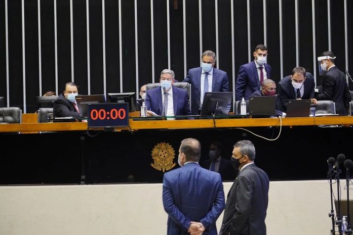 Câmara aprova projeto que autoriza governo a quebrar patente para produzir vacinas