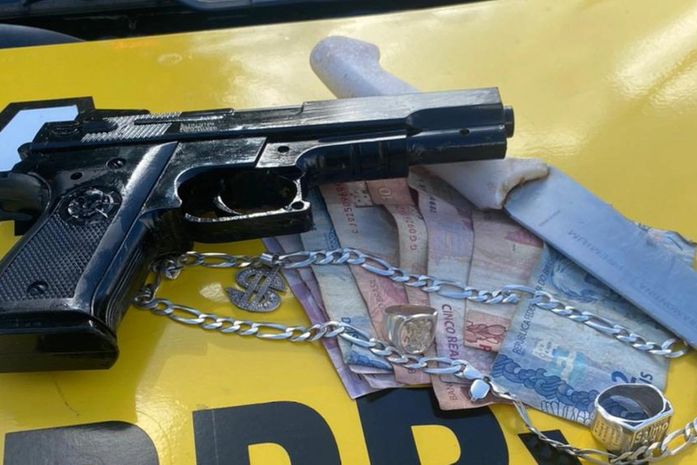 Dois homens são presos em flagrante após assaltar uma van no Agreste