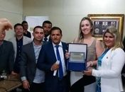 Prefeita Emanuella, recebendo homenagem da Câmara de Vereadores da Barra