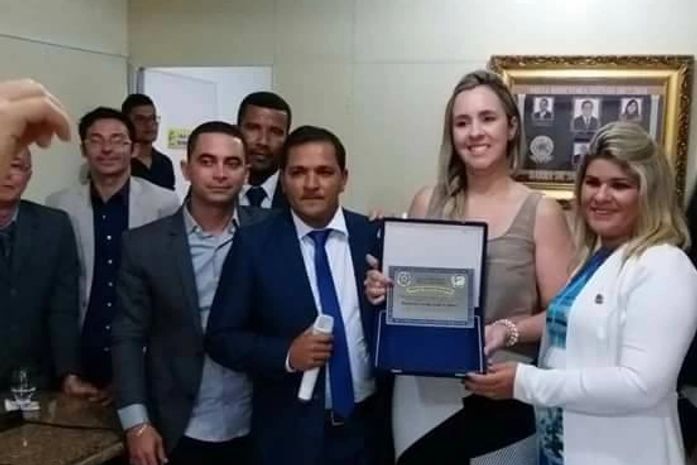 Prefeita Emanuella, recebendo homenagem da Câmara de Vereadores da Barra