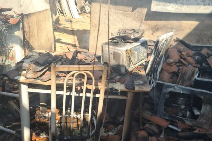 Residência é atingida por incêndio e fica completamente destruída no interior