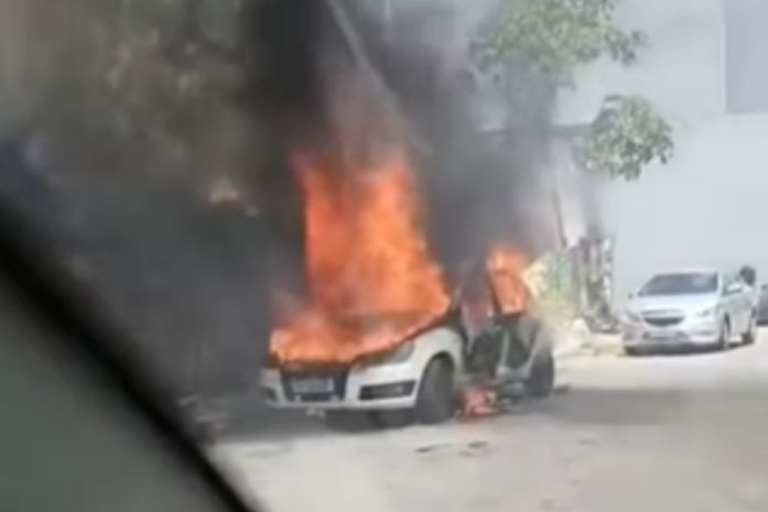 Veículo é destruído por incêndio na Ladeira do Bomfim, em Maceió