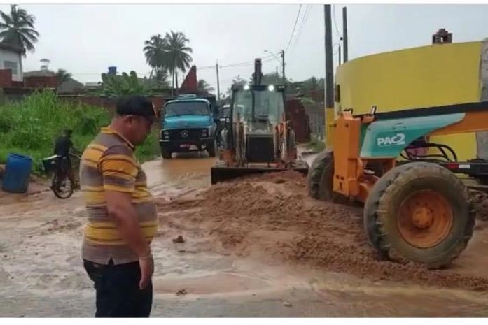 Pezão afirma que seu gabinete é na rua, onde tem acompanhado os trabalhos do dia a dia. Na foto ele aparece coordenando a operação limpeza, depois do forte temporal que caiu dias atrás