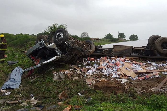 Carreta carregada com leite tomba e deixa um morto e outro ferido na AL-115
