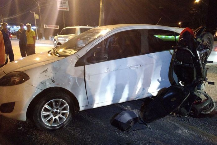 Colisão entre carro e moto deixa trânsito lento na Via Expressa