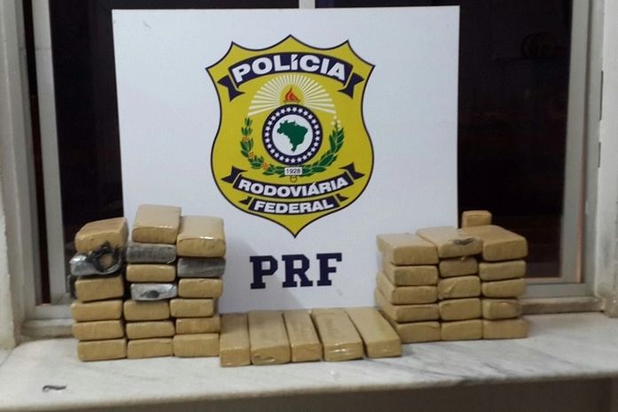 PRF de Goías prende mulher que transportava 35kg de maconha para AL