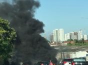 Moradores fecham Avenida Leste-Oeste para cobrar obra de contenção de barreira; veja vídeo