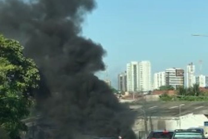 Moradores fecham Avenida Leste-Oeste para cobrar obra de contenção de barreira; veja vídeo