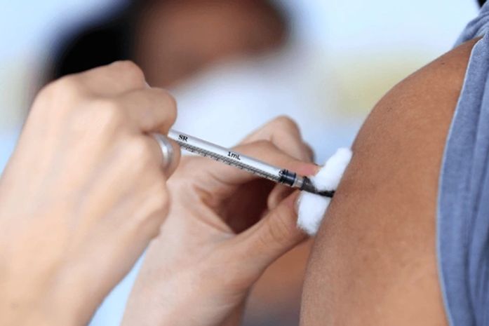 Brasil atinge marca de 60% da população adulta completamente vacinada contra a Covid-19