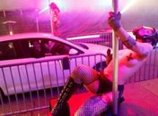 Clube de striptease  oferece delivery de refeições entregues por dançarinas