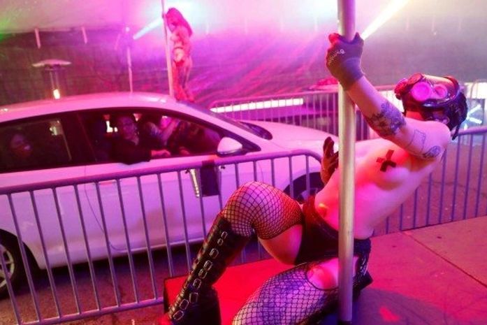 Clube de striptease oferece delivery de refeições entregues por dançarinas