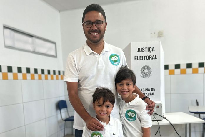 Ao lado da família, Bruno Teixeira vota e está esperançoso com resultado da eleição