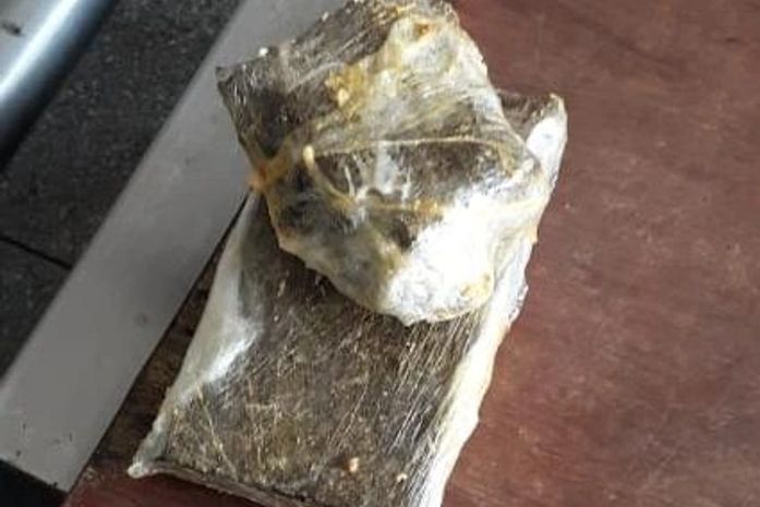Mulher é presa ao tentar entrar em Cadeião com tablete de drogas escondido em 'marmita'