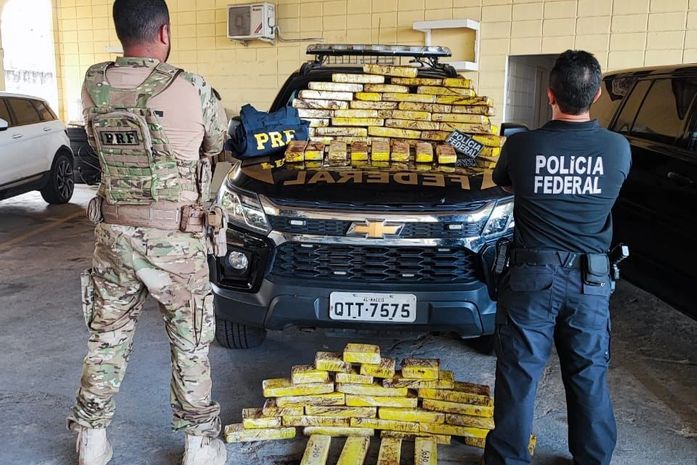 Os ocupantes do veículo, que transportavam a droga, não foram localizados
