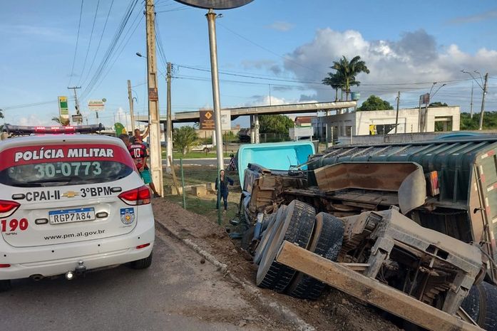 Direção caçamba quebra e motorista perde controle de veículo carregado com brita 