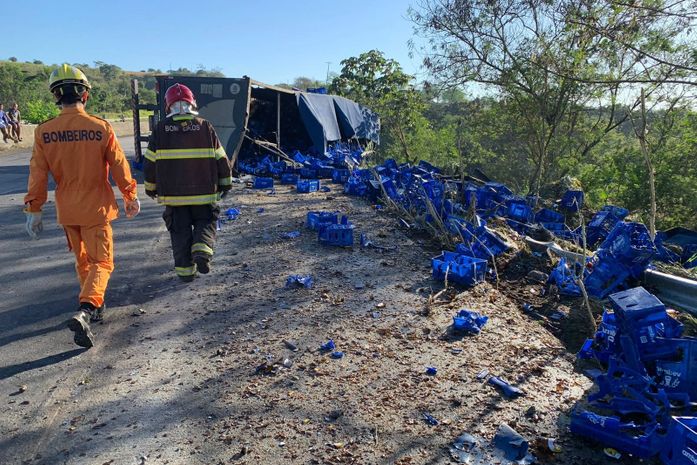 Caminhão que transportava cerveja tomba e motorista fica gravemente ferido na BR-101