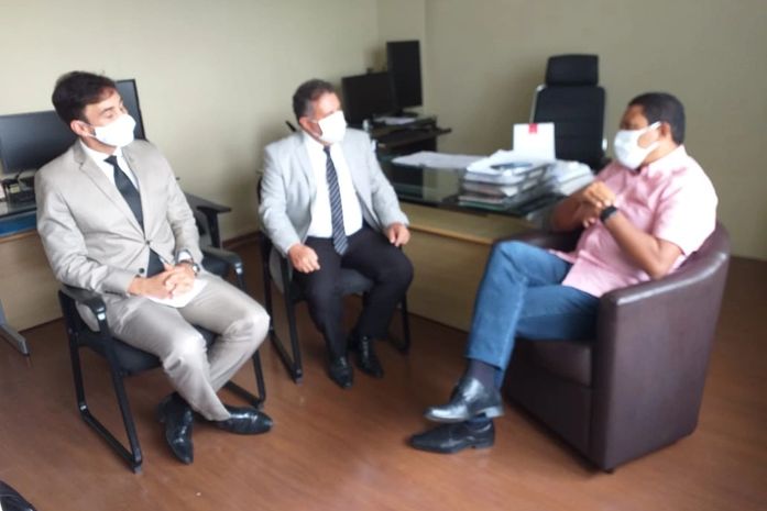 Membros do MP com o prefeito Júlio Cezar (camisa rosa) selando compromisso para início da obra