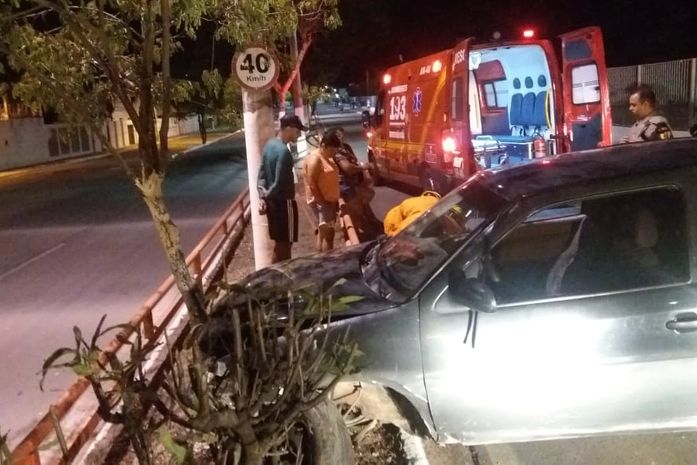 Mulher fica desacordada após colidir com veículo em árvore em Delmiro