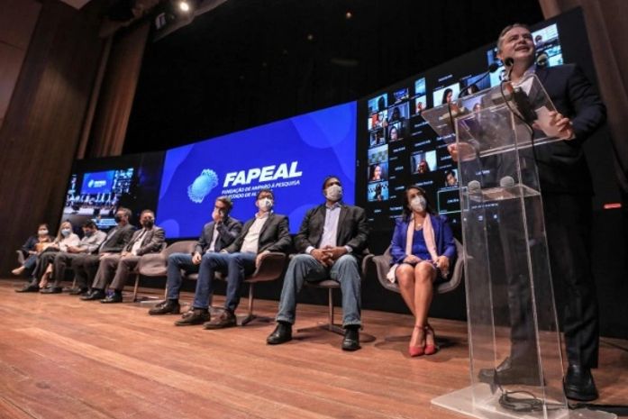 Com bolsas de R$ 1.500, governo de Alagoas lança o maior programa de mentoria na educação do Brasil
