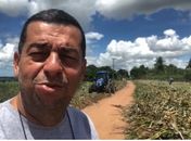 Carlos Augusto acompanha um trator arando a terra para o plantio do abacaxi, que segundo ele é uma ação da deputada Jô Pereira em prol de Junqueiro 