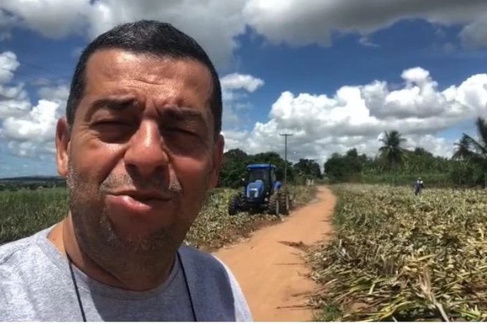 Carlos Augusto acompanha um trator arando a terra para o plantio do abacaxi, que segundo ele é uma ação da deputada Jô Pereira em prol de Junqueiro