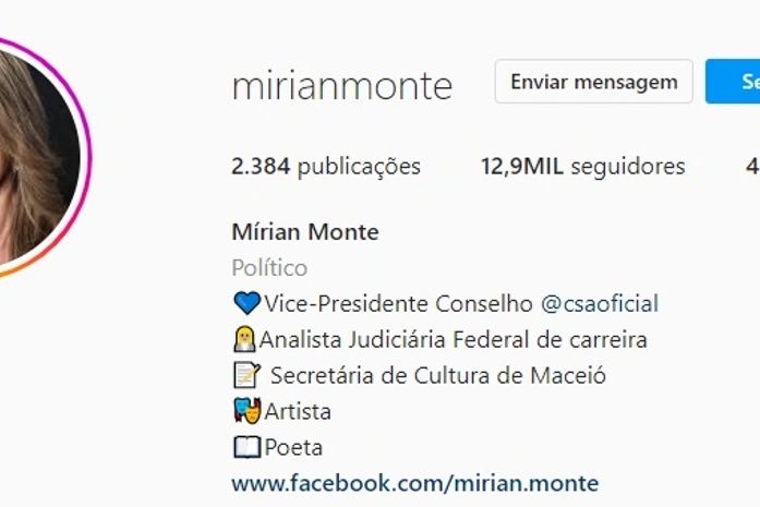 Apesar de não ser a mais a titular, ex-secretária ainda “usa” cargo em solenidades