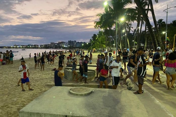 Fiscalização flagra aglomeração e consumo de álcool por menores na Orla da Ponta Verde