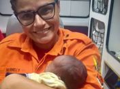 Bebê recém nascido se engasga com leite materno e é salvo por bombeiros