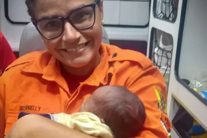 Bebê recém nascido se engasga com leite materno e é salvo por bombeiros