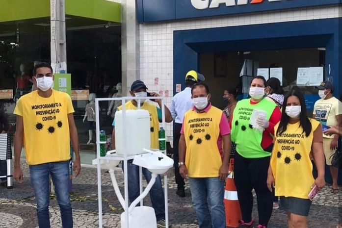 Agentes implantaram provisoriamente uma pia com produto de higienização na porta da Caixa Econômica cuja ação ocorreu em pleno feriado desta terça-feira, dia 21