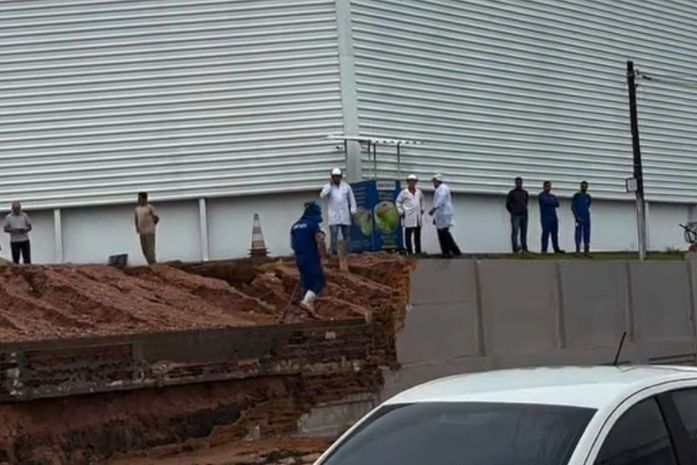 Muro da Sococo desaba após temporal em Maceió e mulher fica ferida