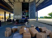 PRF apreende cerca de 60 mil itens de vestuários falsificados em caminhão na BR 423