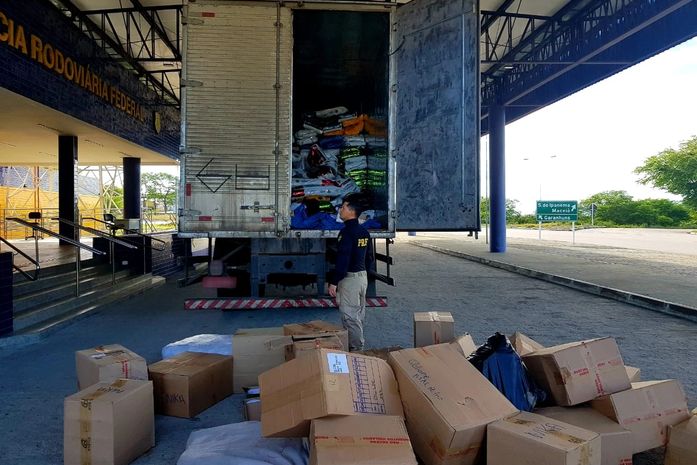 PRF apreende cerca de 60 mil itens de vestuários falsificados em caminhão na BR 423