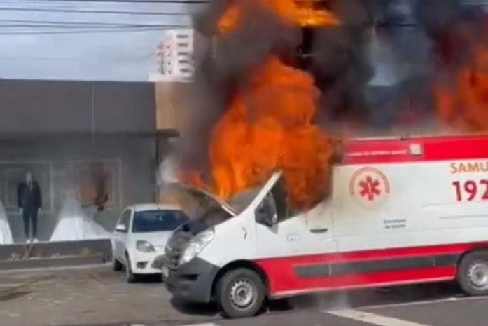Vídeo: Ambulância do Samu pega fogo, na Av. Fernandes Lima