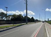 Motorista morre após carreta carregada de eucalipto capotar na AL-105, em Maceió