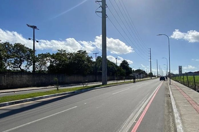 Motorista morre após carreta carregada de eucalipto capotar na AL-105, em Maceió