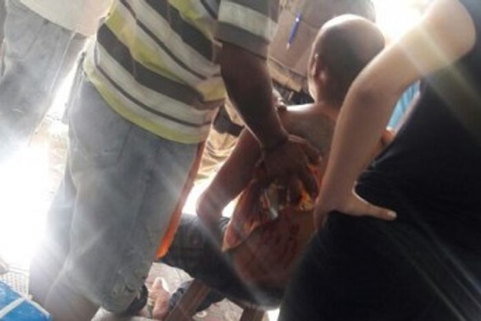Homem é esfaqueado após “paquerar” mulher comprometida