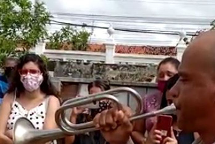 Comoção marca sepultamento de sargento da PM assasinado em Arapiraca