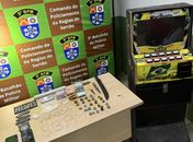 Casal é preso com 238 pedras de crack, armas brancas e máquina caça-níquel, no interior