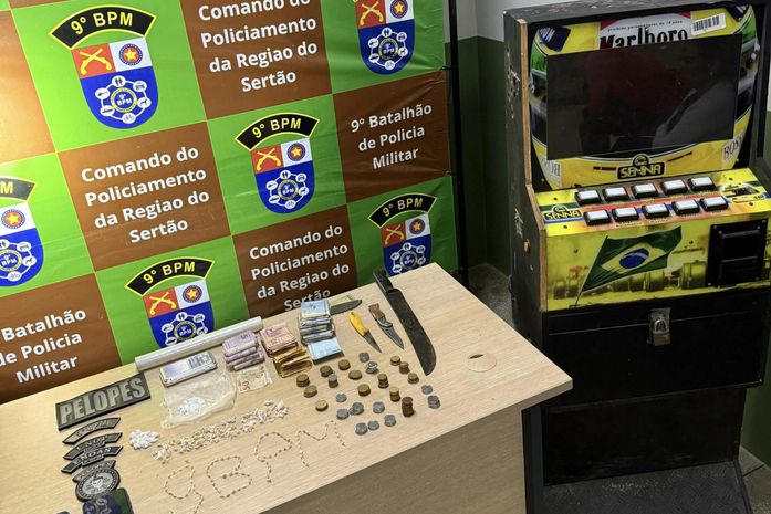 Casal é preso com 238 pedras de crack, armas brancas e máquina caça-níquel, no interior