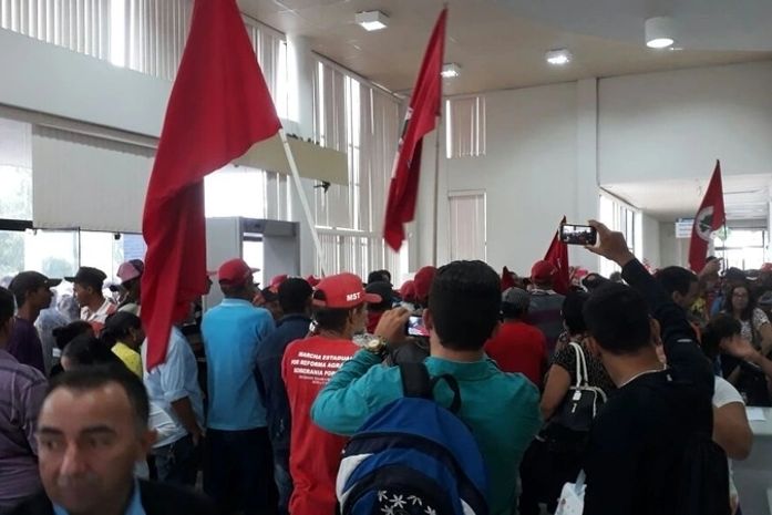 MST ocupa agencia do INSS em Arapiraca