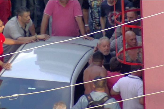 Apoiadores cercam carro de Lula e não o deixam sair de sindicato