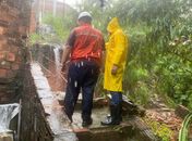 Cinco casas são evacuadas devido ao risco de desabamento